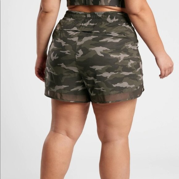 Athleta Printed Mesh Racer Run Short 4" Black Camo Size 1X - Picture 5 of 9